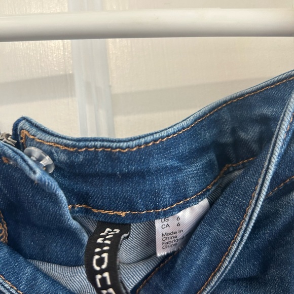 Jean skirt with zip closure - Picture 3 of 4